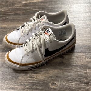 White and Black Nike low court Sneakers